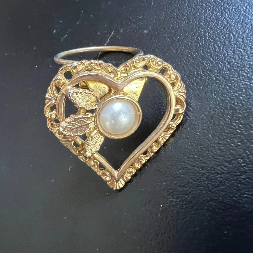 Vintage‎ Gold Tone Heart Scarf Clip Faux Pearl Floral Filigree Romantic Pin